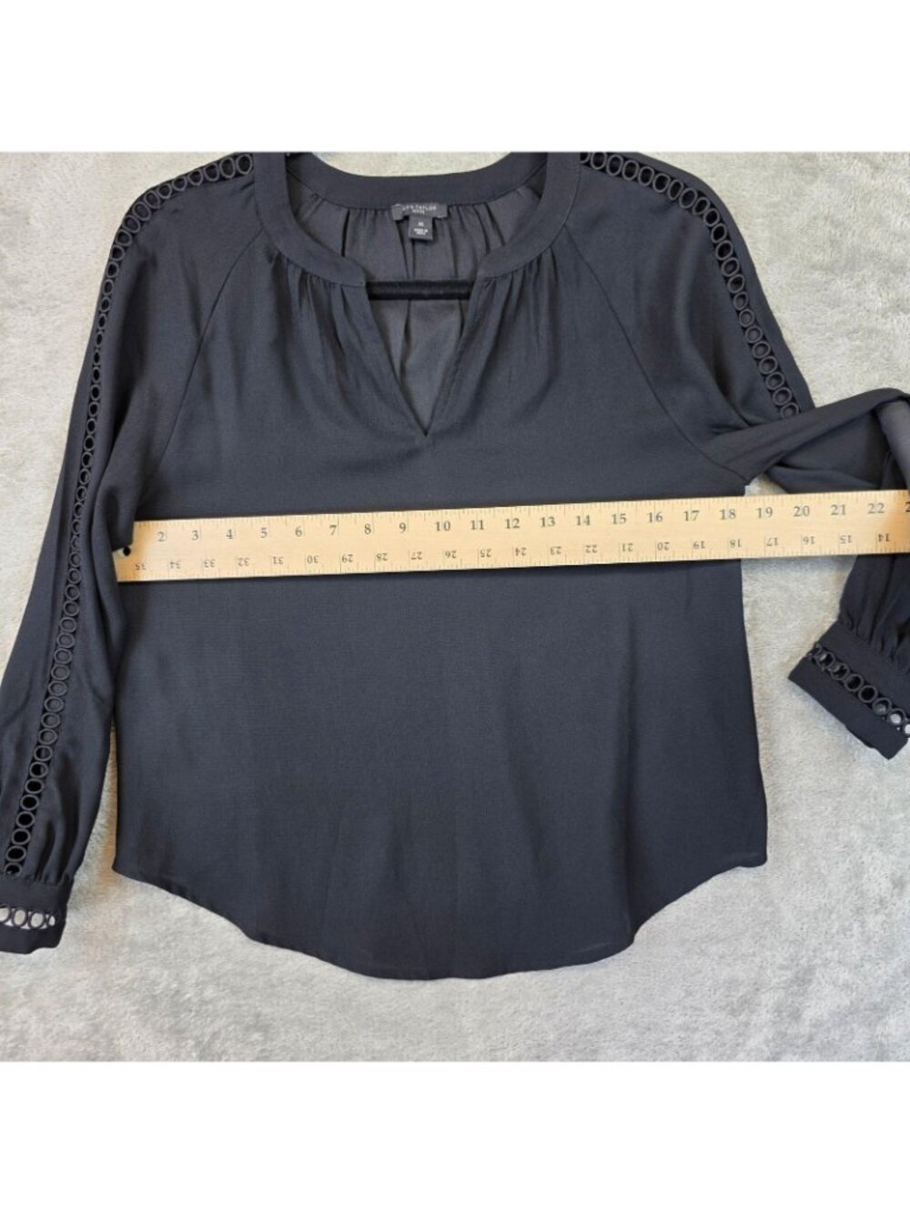 Ann Taylor Blouse Womens XS Petite Black V Neck Long Raglan Sleeve Crochet Trim - Picture 7 of 9